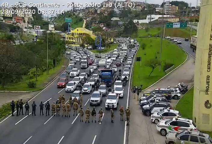 Registro da c&acirc;mera da ponte Colombo Salles na entrada de Florian&oacute;polis &agrave;s 8h37min – Foto: Reprodu&ccedil;&atilde;o/ND