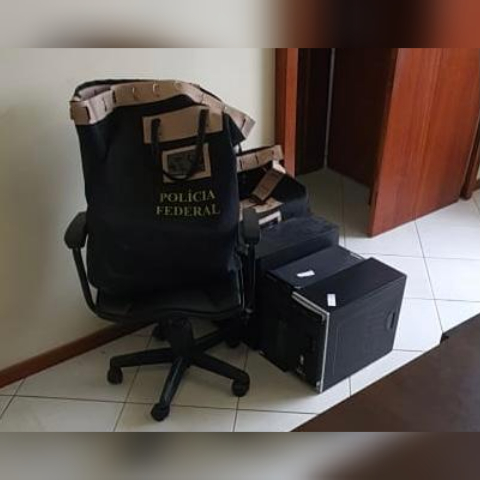 Documentos e computadores foram apreendidos em endere&ccedil;o comercial em Tijucas – Foto: Pol&iacute;cia Federal
