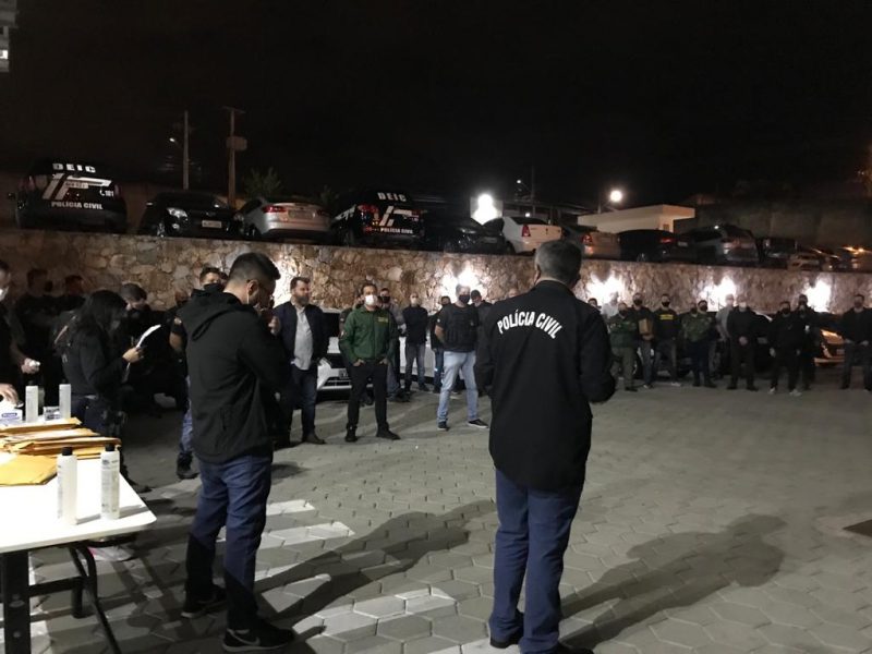 For&ccedil;a-tarefa policial contou com quase 160 profissionais para combater crimes pol&iacute;ticos – Foto: DEIC