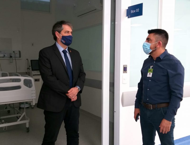 Secret&aacute;rio de Estado da Sa&uacute;de (&agrave; esquerda), visitou a nova UTI do Hospital Regional em Joinville – Foto: Divulga&ccedil;&atilde;o/ND