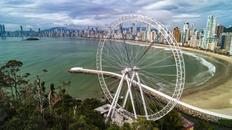 A maior roda gigante da Am&eacute;rica Latina ainda n&atilde;o est&aacute; completa, mas pode render uma boa foto. – Foto: Hildo Junior/FG Big Wheel