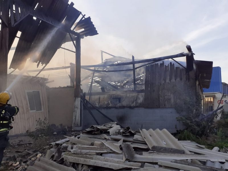 Foram utilizados 50 mil litros de &aacute;gua para apagar as chamas na empresa de cont&ecirc;iner – Foto: Divulga&ccedil;&atilde;o/ND