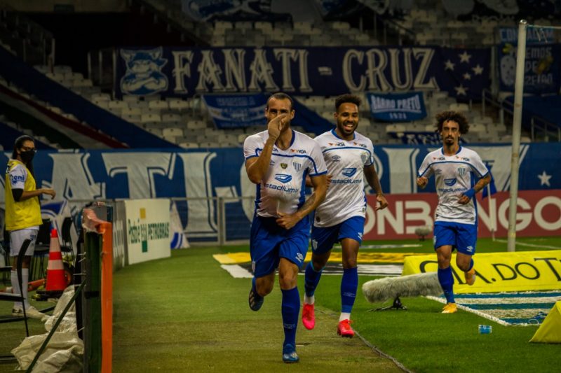 Pedro Castro sai para comemorar o gol do Ava&iacute; – Foto: Andr&eacute; Palma Ribeiro/Ava&iacute; F.C