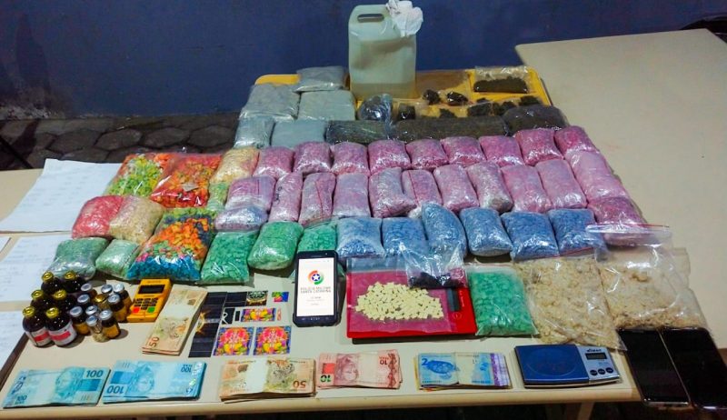 Na casa dos traficantes foram encontrados ainda cinco quilos de MDMA, al&eacute;m de cristal, LSD, skunk, anabolizantes e lol&oacute;. – Foto: Divulga&ccedil;&atilde;o/12 BPM de Balne&aacute;rio Cambori&uacute;