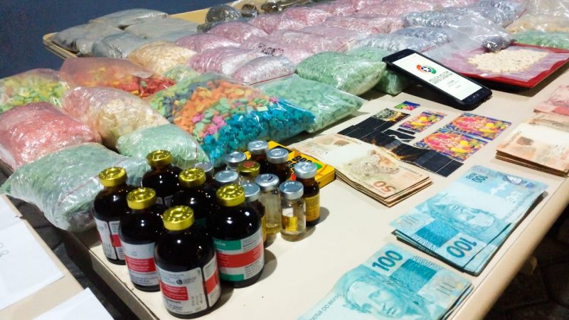 Tr&ecirc;s presos com 45 mil comprimidos de ecstasy Litoral Norte de SC. – Foto: Divulga&ccedil;&atilde;o/12 BPM de Balne&aacute;rio Cambori&uacute;
