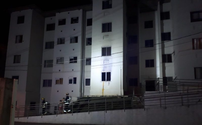 Homem &eacute; suspeito de incendiar apartamento da ex-mulher em Indaial – Foto: Divulga&ccedil;&atilde;o/Corpo de Bombeiros Volunt&aacute;rios de Indaial