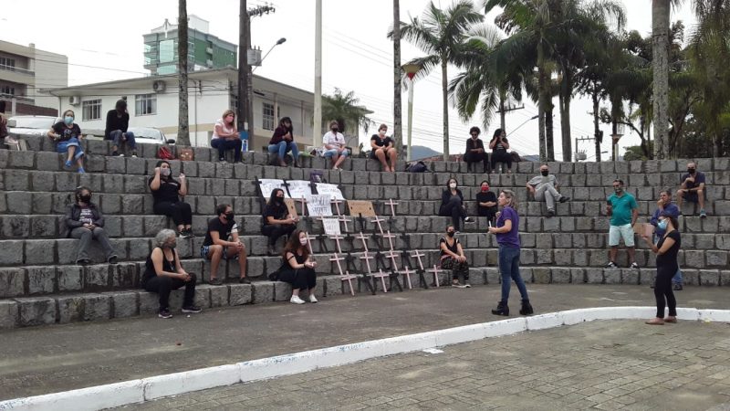 Fam&iacute;lia presta homenagem &agrave; m&atilde;e e beb&ecirc; envenenados em Itapema – Foto: Clarice Freitas