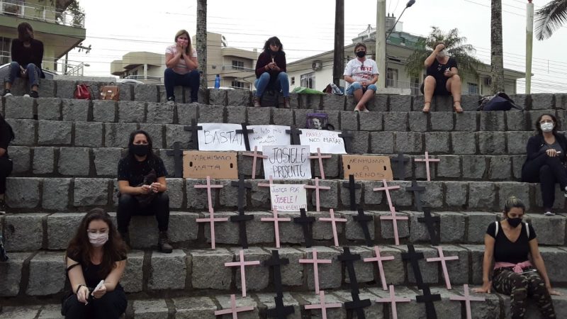 Fam&iacute;lia presta homenagem &agrave; m&atilde;e e beb&ecirc; envenenados em Itapema – Foto: Clarice Freitas