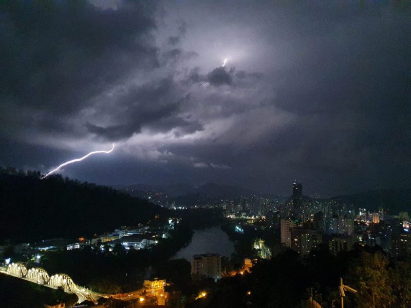 Chuvas devem atingir todo o Estado, exceto o Oeste. Raios e Trov&otilde;es aparecer&atilde;o no Sul, Vale do Itaja&iacute; e Grande Florian&oacute;polis Serrana – Foto: Divulga&ccedil;&atilde;o/ND