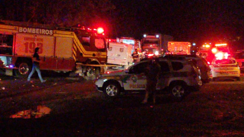 A van que deslocava ao Litoral saiu de Chapec&oacute; com 19 pessoas, dessas, 16 ficaram feridas com a batida – Foto: Divulga&ccedil;&atilde;o/Corpo de Bombeiros