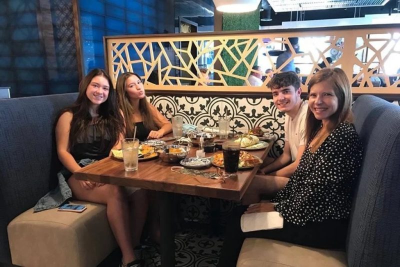 Rose e seus tr&ecirc;s filhos com o apresentador Gugu – Foto: Instagram/Reprodu&ccedil;&atilde;o