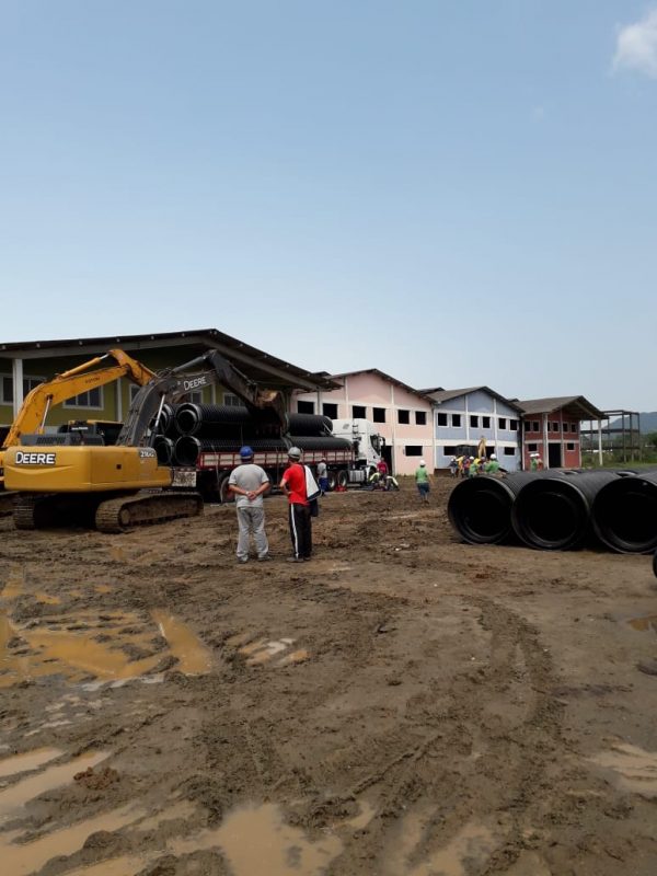 Tubo cai nas costas de trabalhador em Porto Belo – Foto: Divulga&ccedil;&atilde;o/Corpo de Bombeiros
