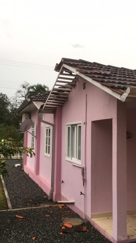 Destelhamentos ocorreram por causa dos fortes ventos na madrugada de domingo para segunda – Foto: Defesa Civil de Joinville/Divulga&ccedil;&atilde;o ND