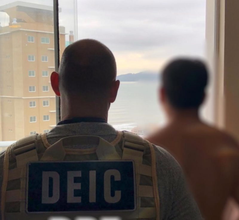 V&iacute;deo: integrante de fac&ccedil;&atilde;o criminosa &eacute; preso em Balne&aacute;rio Cambori&uacute; – Foto: Claudio Monteiro/DEIC
