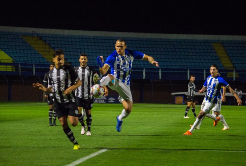 Partida no primeiro turno acabou em confus&atilde;o – Foto: Andr&eacute; Palma Ribeiro / Ava&iacute; F.C.