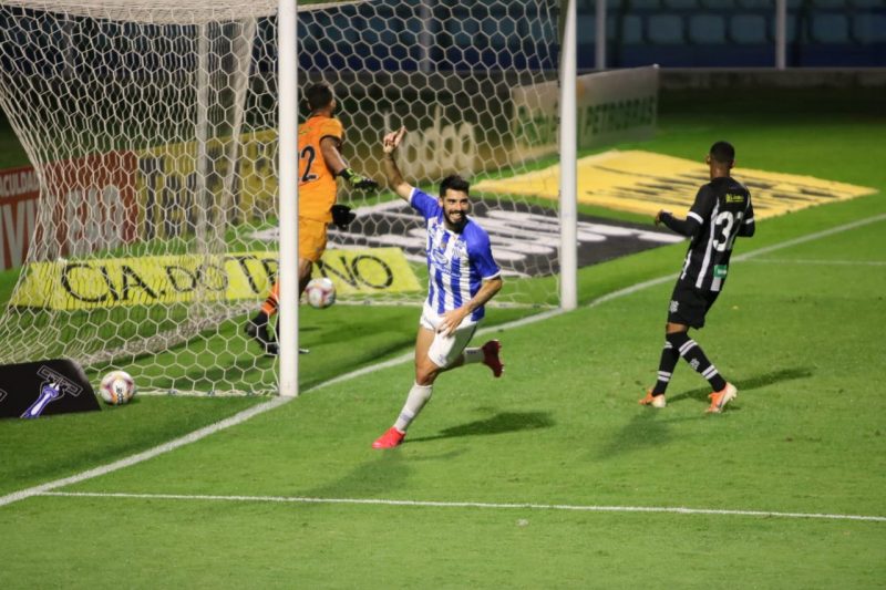 Gast&oacute;n comemora o gol da vit&oacute;ria do Ava&iacute; – Foto: Frederico Tadeu/Ava&iacute; F.C