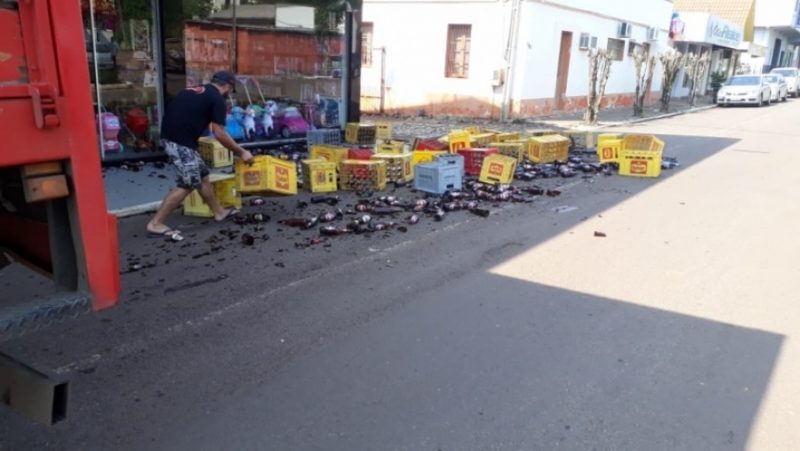Carga de cerveja cai de caminh&atilde;o e se espalha em rua de Monda&iacute;
