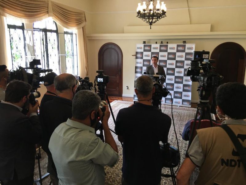 Carlos Moisés em coletiva após ação da PF – Foto: Eduardo Cristófoli/NDTV