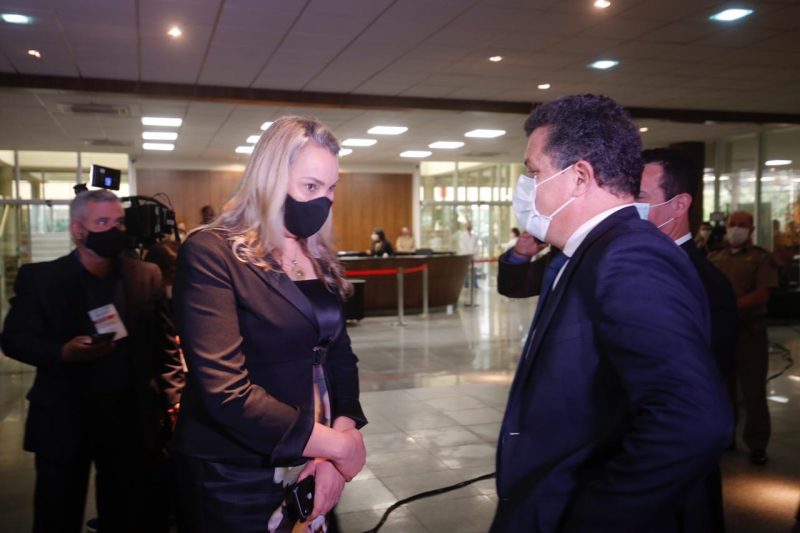 Daniela Reinehr conversou com deputados e p&uacute;blico logo que chegou na Alesc – Foto: Anderson Coelho/ND