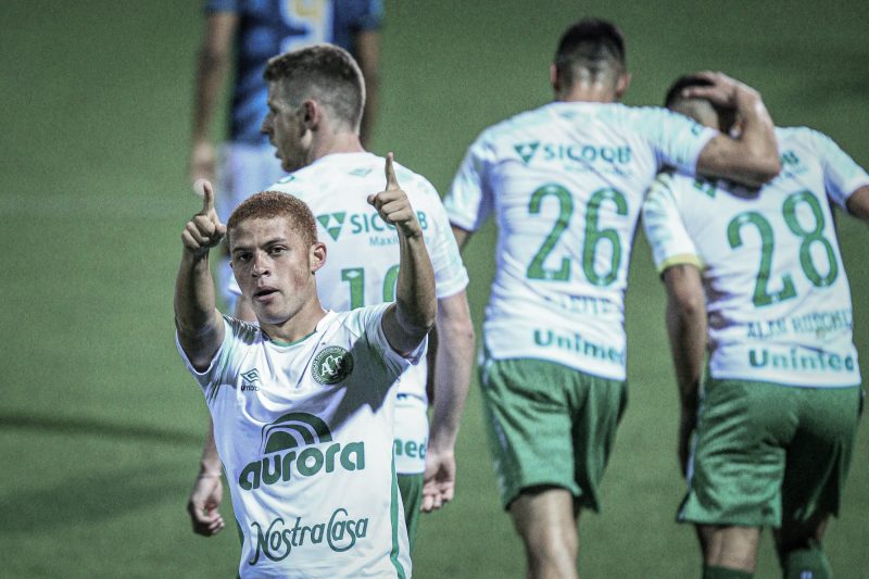 Com golaço de Foguinho, Chapecoense vence o CRB