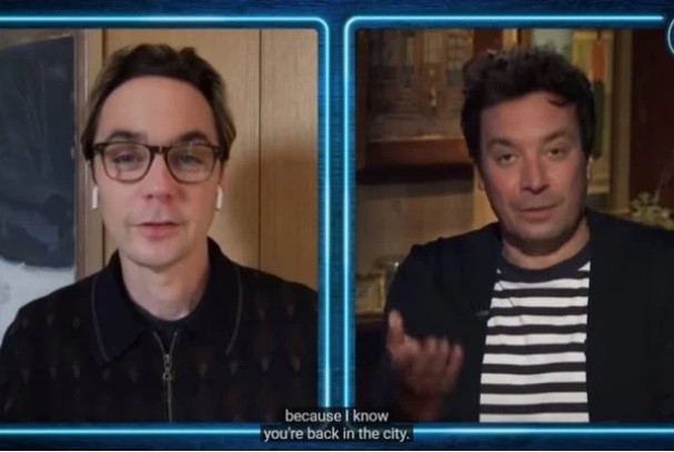 Jim Parsons teve sintomas leves de Covid-19 – Foto: Reprodu&ccedil;&atilde;o/Youtube