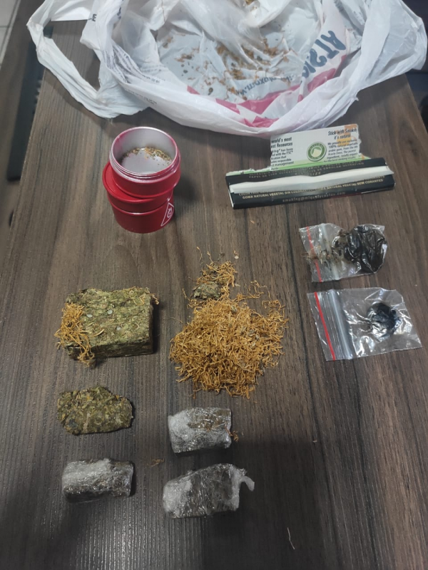 Com o homem, pol&iacute;cia encontrou por&ccedil;&otilde;es de haxixe e maconha – Foto: PRF/Divulga&ccedil;&atilde;o