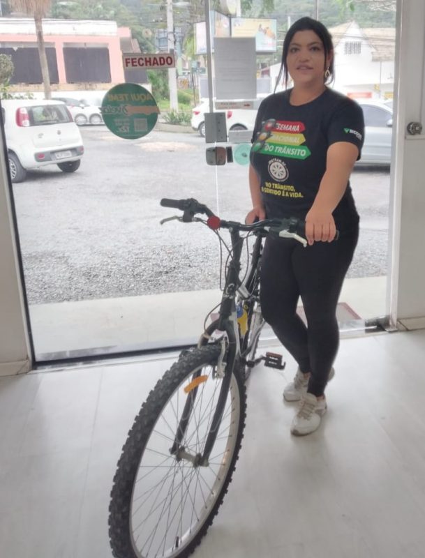 Ellen aderiu &agrave; bicicleta em virtude da suspens&atilde;o do transporte coletivo – Foto: Arquivo pessoal/Reprodu&ccedil;&atilde;o