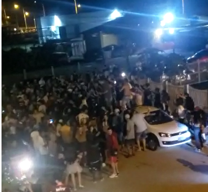 Aglomeração de pessoas na praia brava, em setembro