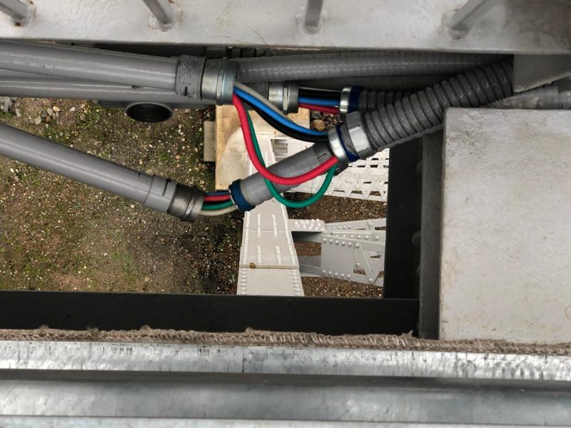 V&acirc;ndalos cortaram os fios mesmo com a prote&ccedil;&atilde;o dos canos de pl&aacute;stico. As perdas dos tr&ecirc;s furtos foram de dezenas de metros de fios de cobre – Foto: Divulga&ccedil;&atilde;o/SIE/ND