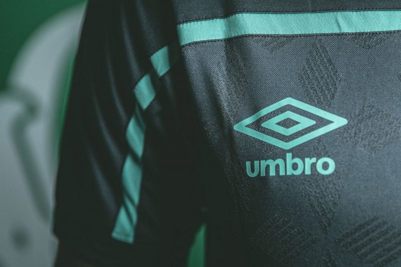 A exemplo dos últimos anos, o terceiro uniforme da Chape vem para “ousar” em relação às clássicas camisas verde e branca. Desta vez, o manto é totalmente preto com detalhes em verde. Apesar da proposta autêntica, a classe está mantida no design do manto, inspirado nas raízes do futebol. – Foto: Marcio Cunha/Chapecoense