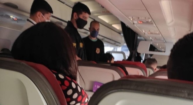 Passageiro foi retirado de voo por ofensas homof&oacute;bicas a comiss&aacute;rios de bordo – Foto: Reprodu&ccedil;&atilde;o/Record TV