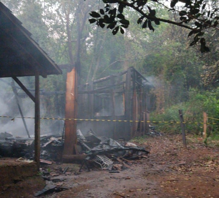 V&iacute;tima foi encontrada carbonizada. – Foto: Corpo de Bombeiros/ND