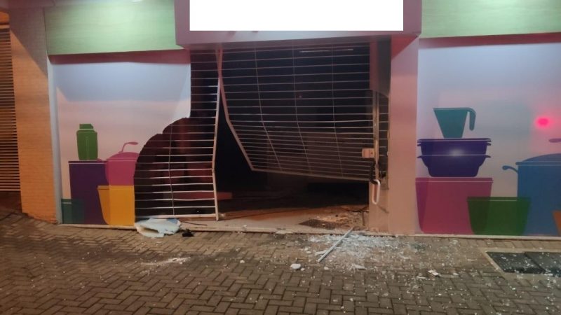 Grade, porta de vidro e estrutura interna da loja ficou destru&iacute;da – Foto: Pol&iacute;cia Militar/ND