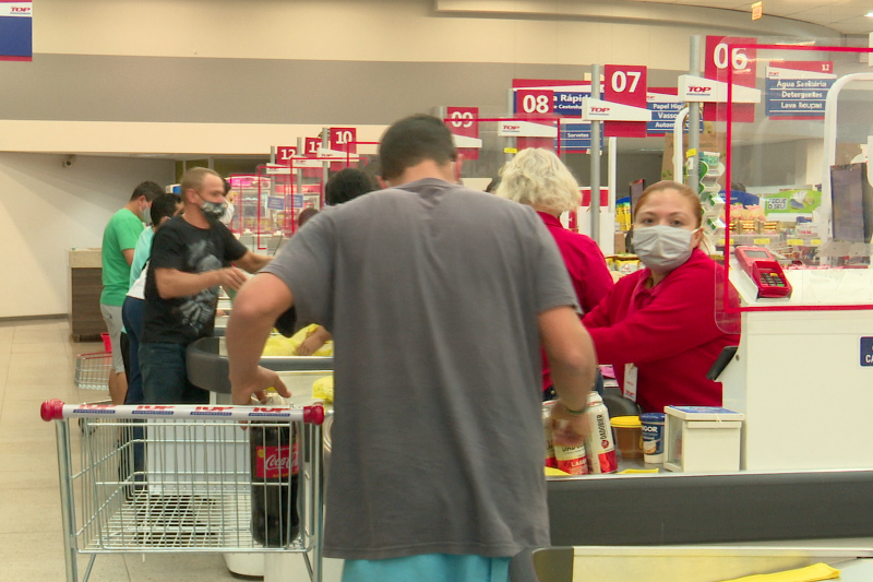 T&eacute;rmino do aux&iacute;lio emergencial deve reduzir consumo entre os mais pobres – Foto: Reprodu&ccedil;&atilde;o / NDTV Blumenau