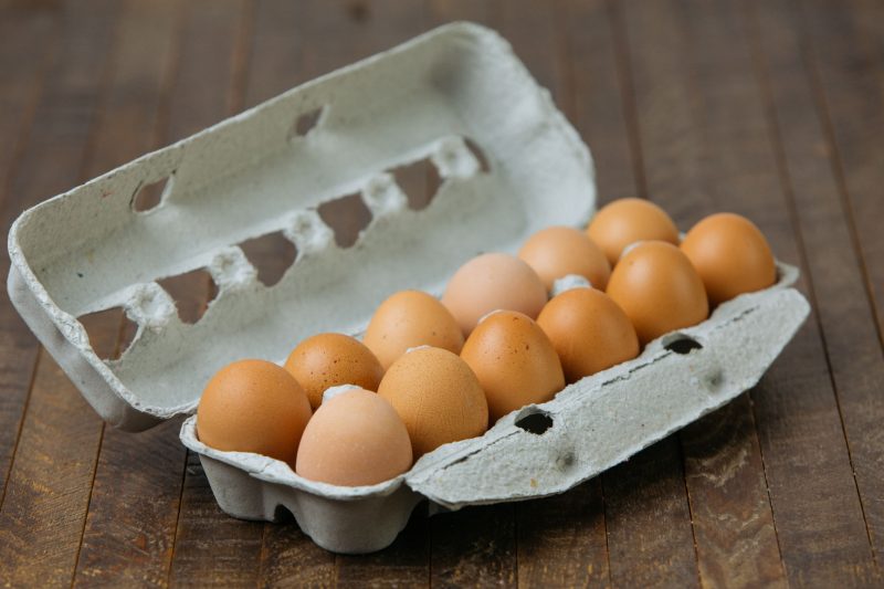 Caixa contendo vários ovos sobre uma mesa