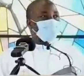 Padre morre diante dos fi&eacute;is durante serm&atilde;o na igreja – Foto: Twitter