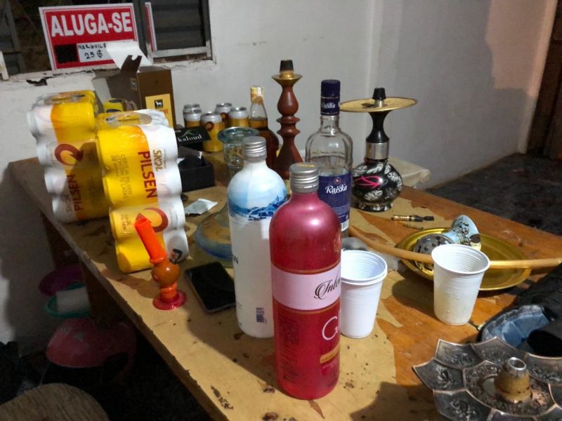 V&aacute;rias bebidas foram encontradas na casa – Foto: PM/ND