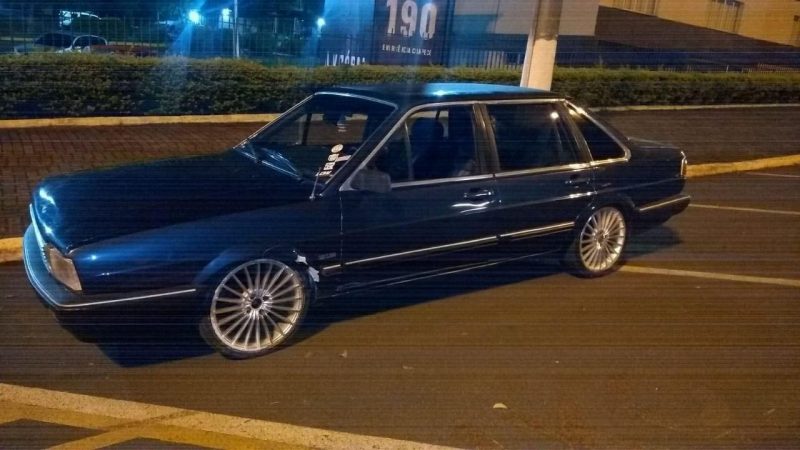 Jovem que conduzia um Santana, placas de Chapec&oacute;, causou danos em dois carros estacionados – Foto: PM Chapec&oacute;