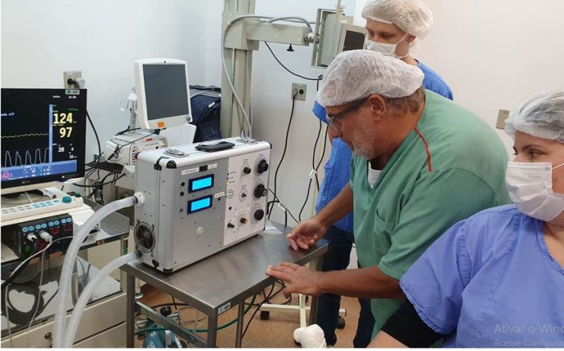 Prot&oacute;tipo sendo testado em animal no Hospital das Cl&iacute;nicas de Porto Alegre – Foto: Divulga&ccedil;&atilde;o/ND