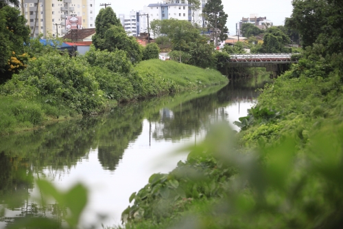 Rio Cachoeira, que corta o Centro de Joinville, &eacute; afetado pela alta da mar&eacute; – Foto: Arquivo/Carlos Jr/ND