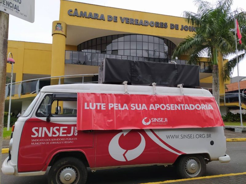 Sinsej fez paralisa&ccedil;&atilde;o na segunda-feira e servidores protestaram em frente &agrave; C&acirc;mara contra o projeto – Foto: Divulga&ccedil;&atilde;o/ND