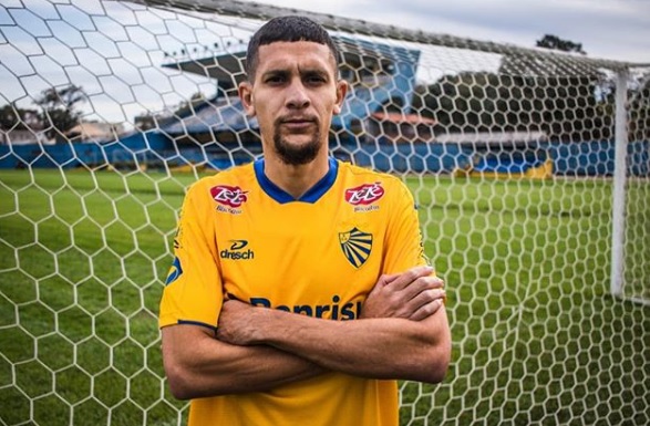 O tradicional uniforme amarelo do Pelotas estar&aacute; em campo a partir deste s&aacute;bado (19) – Foto: Pelotas/Divulga&ccedil;&atilde;o