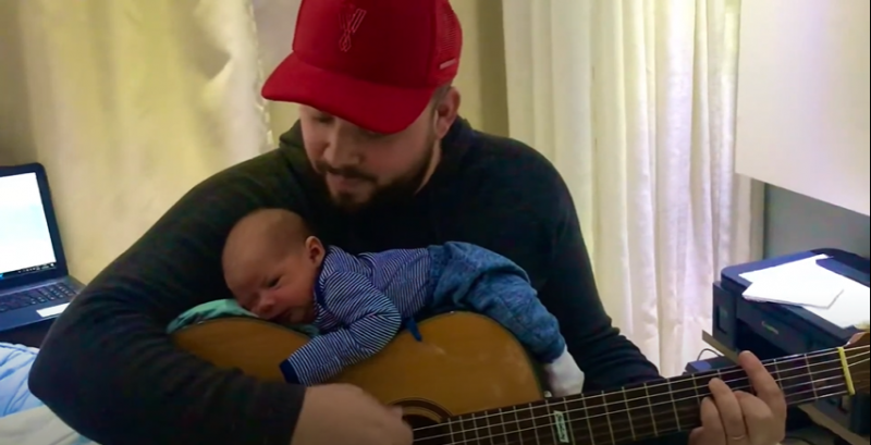 Z&eacute;z&eacute; Di Camargo compartilha v&iacute;deo de itajaiense cantando “&Eacute; o amor” para filho – Foto: Reprodu&ccedil;&atilde;o