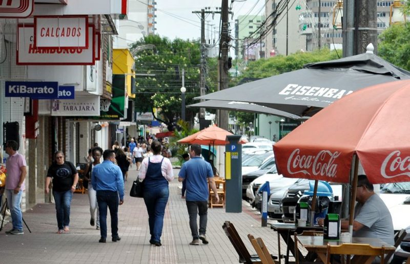 Pessoas caminhando pelo comércio em dia de Carnaval