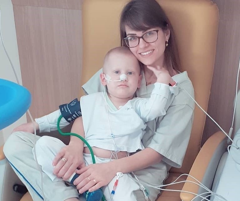 Nada como um colo de m&atilde;e para acalmar qualquer problema. Enzo durante interna&ccedil;&atilde;o com a mam&atilde;e Aline. – Foto: Arquivo Pessoal/Divulga&ccedil;&atilde;o/ND