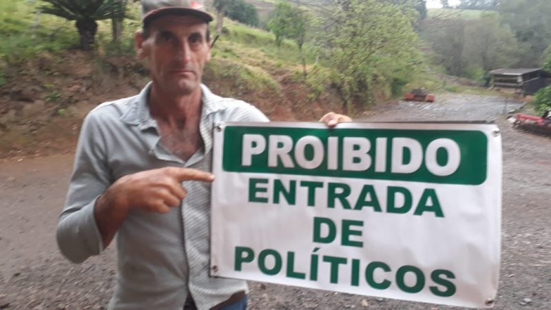 Adair Jorge Dill protestou ao pendurar uma placa proibindo a entrada de candidatos na propriedade – Foto: Internet