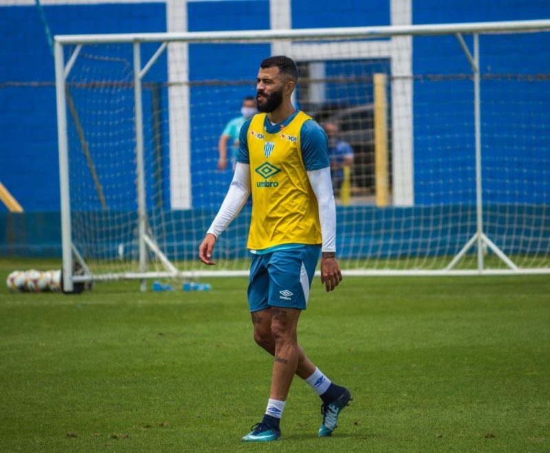 Jo&atilde;o Lucas, lateral-esquerdo do Ava&iacute;, falou em “derrota at&iacute;pica” – Foto: Andr&eacute; Palma Ribeiro/Ava&iacute; FC