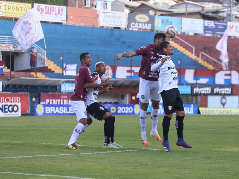 Mais uma vez, o gol de bola parada castigou o JEC, que perdeu em Caxias – Foto: Vitor Forcellini/JEC