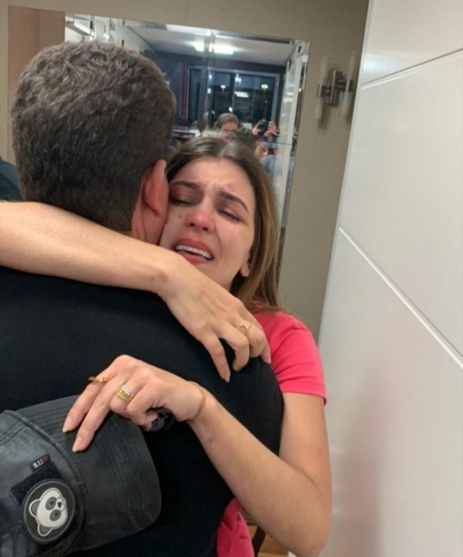 Tamires abra&ccedil;a o pai ap&oacute;s chegar a cidade de Laranjeiras do Sul – Foto: R&aacute;dio Uirapuru