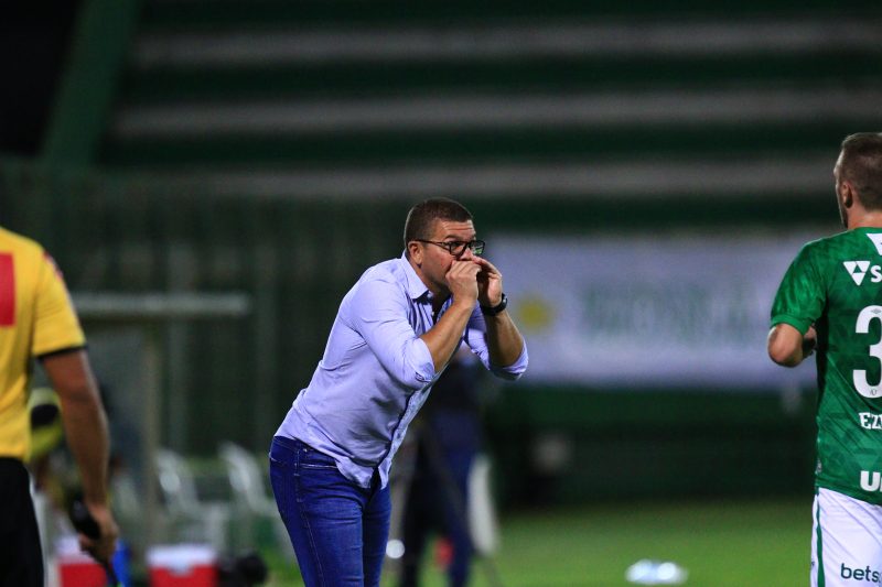 Técnico da Chapecoense, Umberto Louzer. Manutenção do profissional, para 2021, foi o grande reforço do Verdão do Oeste para a temporada, até aqui – Foto: Márcio Cunha/ACF/Divulgação